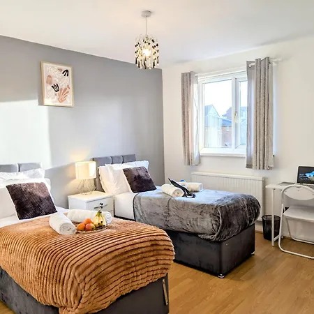 Lovely 5 Bedroom House In Centre With Free Parking!