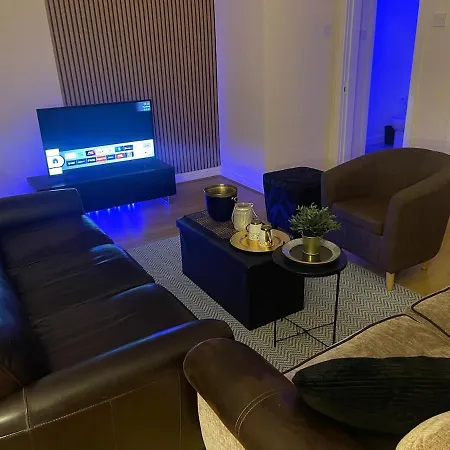 Stylish 2-bed Apartment, Near Old Trafford & Centre Apartment *