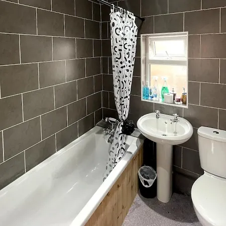 Stylish 2-bed Apartment, Near Old Trafford & Centre