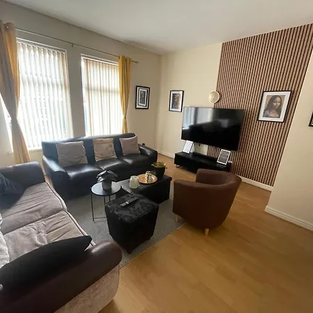 Stylish 2-bed Apartment, Near Old Trafford & Centre *