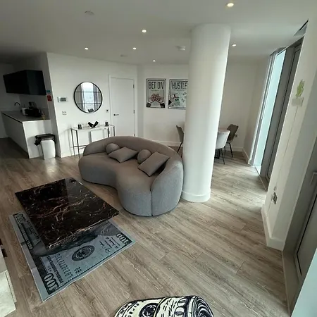 3bed Sleeps 6 - With Wifi * Manchester