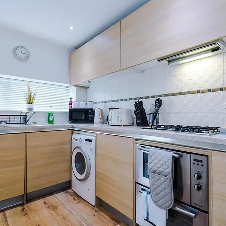 Сasa de vacaciones Three Bedroom House By Brookland Serviced Short Lets Leeds With Free Wifi