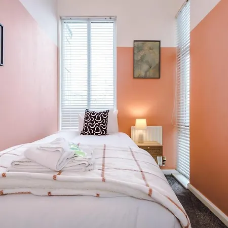 Three Bedroom House By Brookland Serviced Short Lets Leeds With Free Wifi * Mánchester