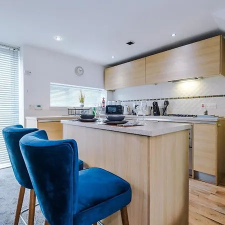 Сasa de vacaciones Three Bedroom House By Brookland Serviced Short Lets Leeds With Free Wifi