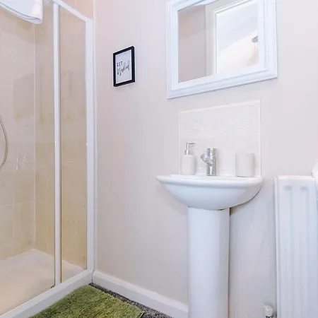 Сasa de vacaciones Three Bedroom House By Brookland Serviced Short Lets Leeds With Free Wifi *