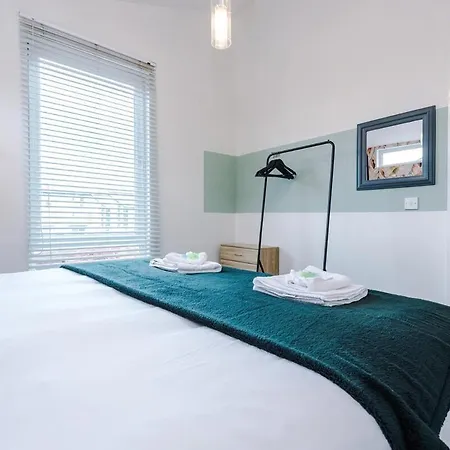 Three Bedroom House By Brookland Serviced Short Lets Leeds With Free Wifi Mánchester
