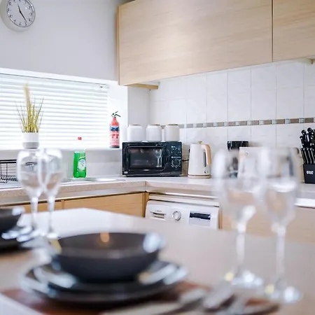 Three Bedroom House By Brookland Serviced Short Lets Leeds With Free Wifi * Mánchester