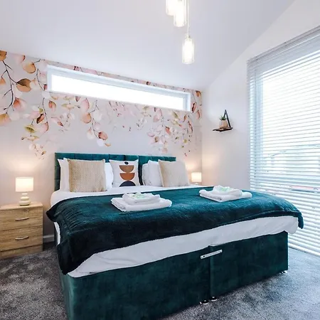 Сasa de vacaciones Three Bedroom House By Brookland Serviced Short Lets Leeds With Free Wifi *
