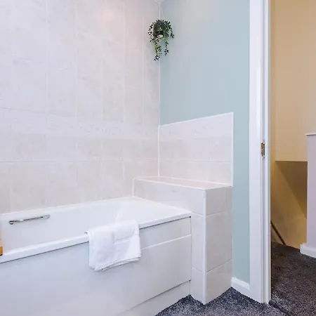 Three Bedroom House By Brookland Serviced Short Lets Leeds With Free Wifi Сasa de vacaciones Mánchester