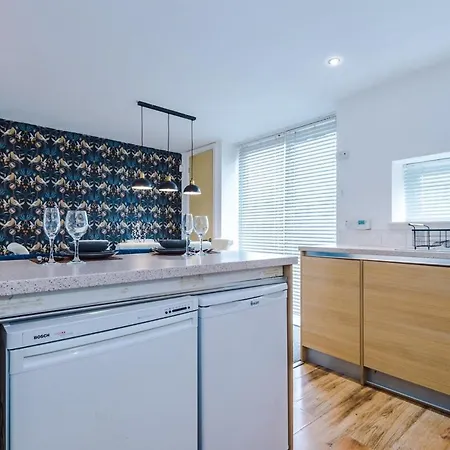 Сasa de vacaciones Three Bedroom House By Brookland Serviced Short Lets Leeds With Free Wifi