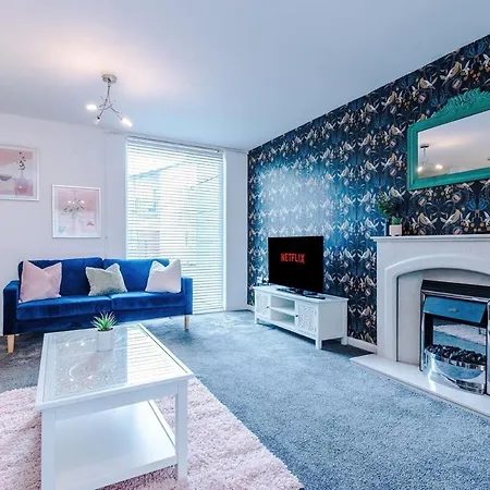 Сasa de vacaciones Three Bedroom House By Brookland Serviced Short Lets Leeds With Free Wifi *