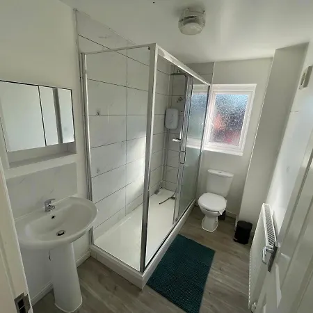 Apartment Large 3-bed House Near Etihad & Coop Live