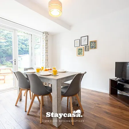 Spacious Cosy Cove With Large Driveway And Garden