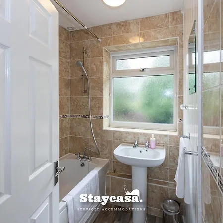 Spacious Cosy Cove With Large Driveway And Garden *