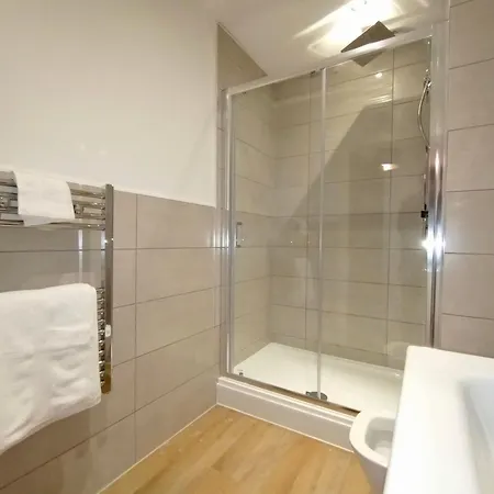 Luxury 2 Bed 2 Bath Flat Near Old Trafford