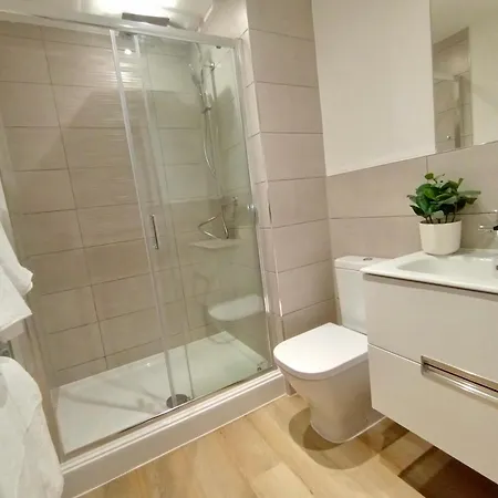 Luxury 2 Bed 2 Bath Flat Near Old Trafford *