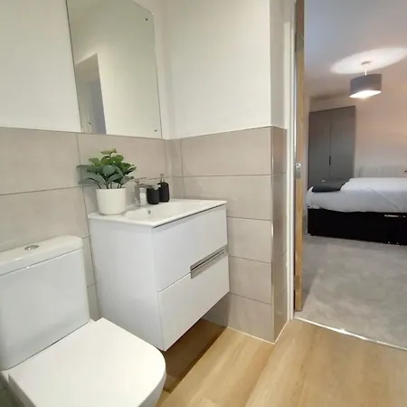 Luxury 2 Bed 2 Bath Flat Near Old Trafford Manchester