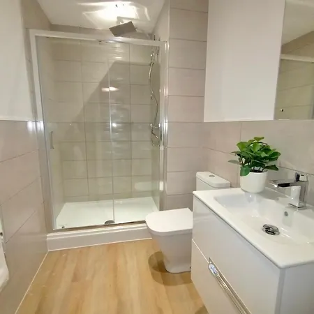Luxury 2 Bed 2 Bath Flat Near Old Trafford * Manchester
