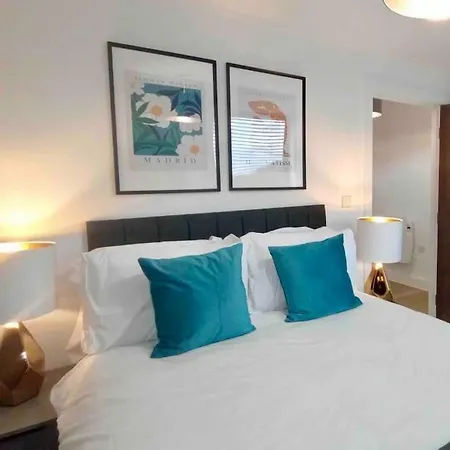 Luxury 2 Bed 2 Bath Flat Near Old Trafford