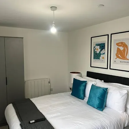 Luxury 2 Bed 2 Bath Flat Near Old Trafford מנצ'סטר