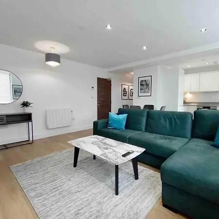 Luxury 2 Bed 2 Bath Flat Near Old Trafford