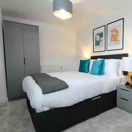 Luxury 2 Bed 2 Bath Flat Near Old Trafford