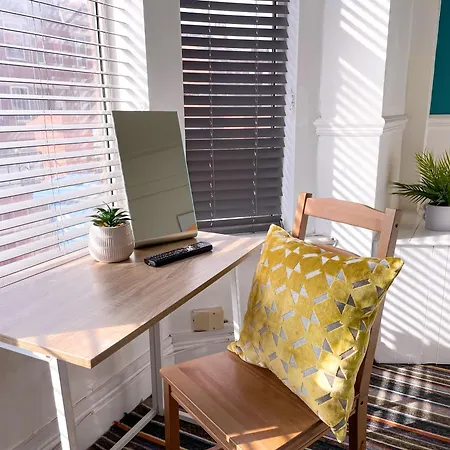 Large House Near Mediacity, Sleeps 13 With Free Parking And Fast Wifi - Contractor And Long Friendly - By Irwell Apartment Manchester
