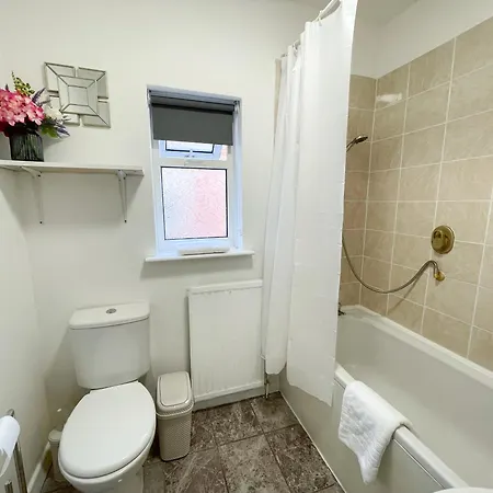 Large House Near Mediacity, Sleeps 13 With Free Parking And Fast Wifi - Contractor And Long Friendly - By Irwell *