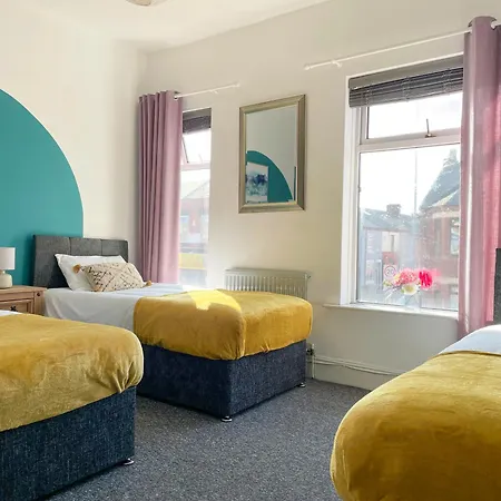 Large House Near Mediacity, Sleeps 13 With Free Parking And Fast Wifi - Contractor And Long Friendly - By Irwell