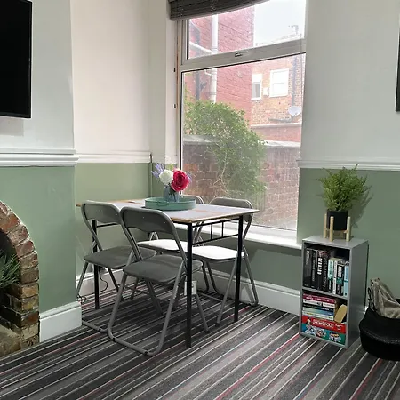 Large House Near Mediacity, Sleeps 13 With Free Parking And Fast Wifi - Contractor And Long Friendly - By Irwell Apartment *