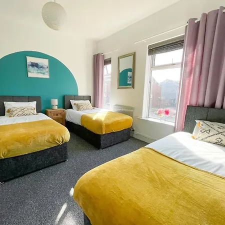 Large House Near Mediacity, Sleeps 13 With Free Parking And Fast Wifi - Contractor And Long Friendly - By Irwell Manchester