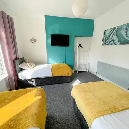 Large House Near Mediacity, Sleeps 13 With Free Parking And Fast Wifi - Contractor And Long Friendly - By Irwell * Manchester