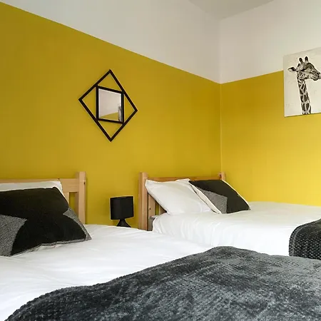 Large House Near Mediacity, Sleeps 13 With Free Parking And Fast Wifi - Contractor And Long Friendly - By Irwell