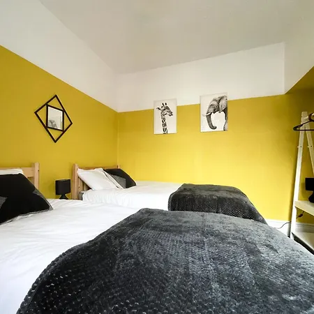 Large House Near Mediacity, Sleeps 13 With Free Parking And Fast Wifi - Contractor And Long Friendly - By Irwell Apartment Manchester