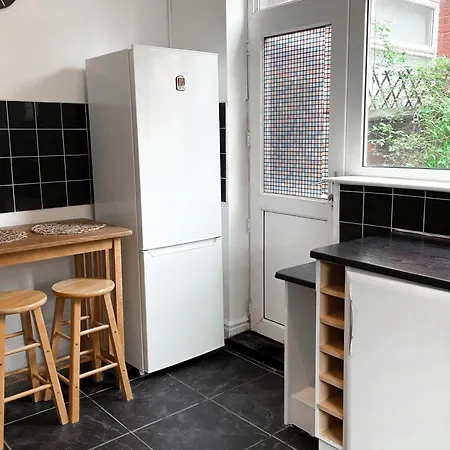 Large House Near Mediacity, Sleeps 13 With Free Parking And Fast Wifi - Contractor And Long Friendly - By Irwell Manchester
