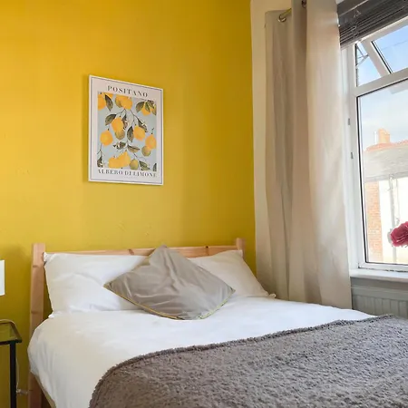 Large House Near Mediacity, Sleeps 13 With Free Parking And Fast Wifi - Contractor And Long Friendly - By Irwell * Manchester