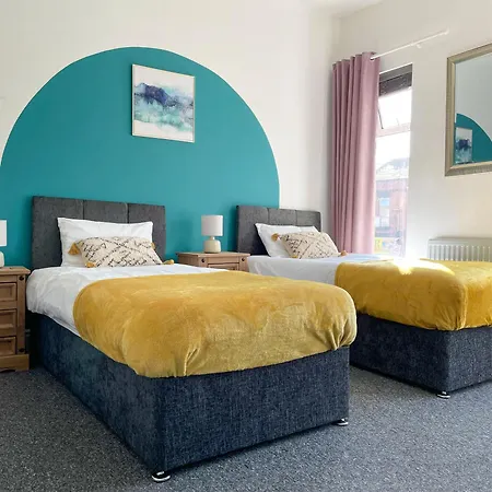 Large House Near Mediacity, Sleeps 13 With Free Parking And Fast Wifi - Contractor And Long Friendly - By Irwell * Manchester