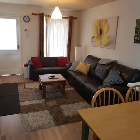 An Oasis Of Calm Next To M'cr Centre + Parking *