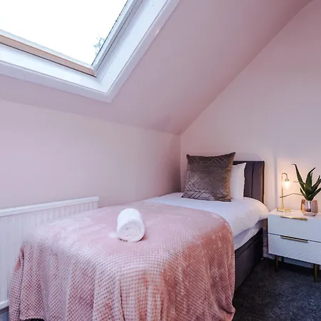 Дом отдыха Newly Renovated 5 Bedroom Home-manchester Манчестер