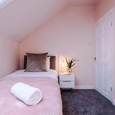 Newly Renovated 5 Bedroom Home-manchester Semesterbostad