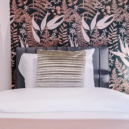 Newly Renovated 5 Bedroom Home-manchester Manchester