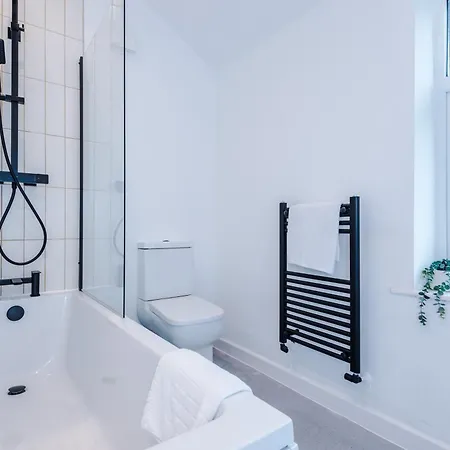 בית נופש Newly Renovated 5 Bedroom Home-manchester *