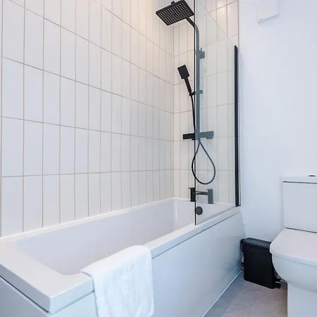בית נופש Newly Renovated 5 Bedroom Home-manchester מנצ'סטר