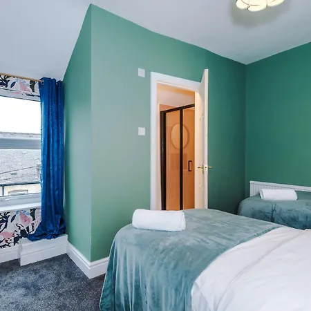 Newly Renovated 5 Bedroom Home-manchester Manchester