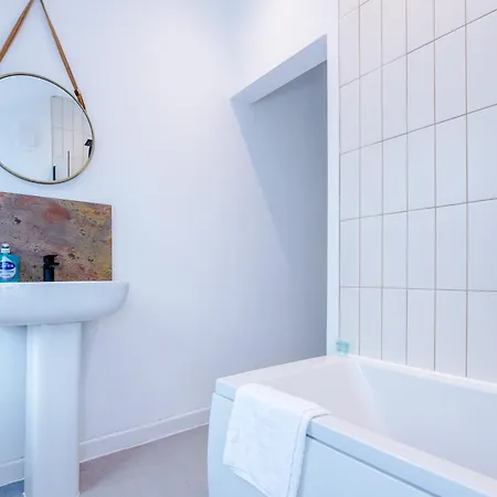 Дом отдыха Newly Renovated 5 Bedroom Home-manchester *