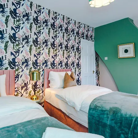 Дом отдыха Newly Renovated 5 Bedroom Home-manchester *