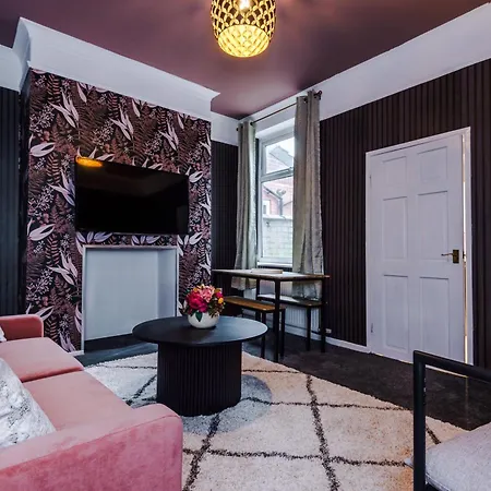 Дом отдыха Newly Renovated 5 Bedroom Home-manchester Манчестер