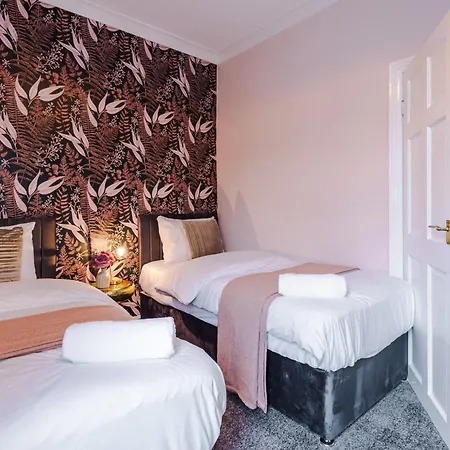 Дом отдыха Newly Renovated 5 Bedroom Home-manchester