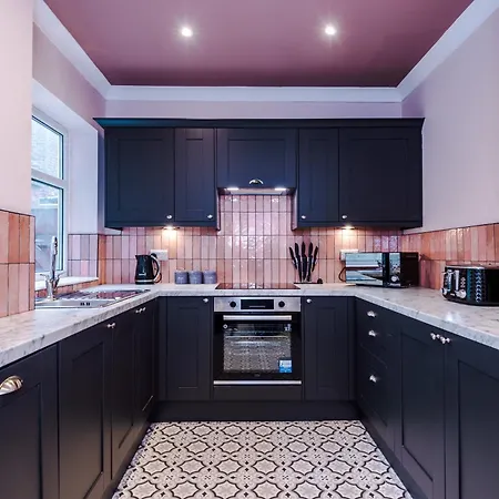 Newly Renovated 5 Bedroom Home-manchester *