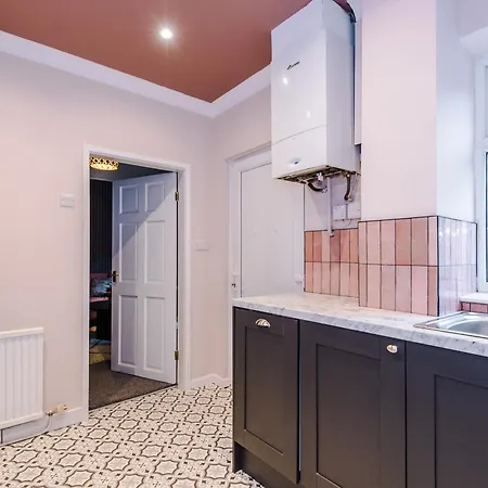 Newly Renovated 5 Bedroom Home-manchester * מנצ'סטר